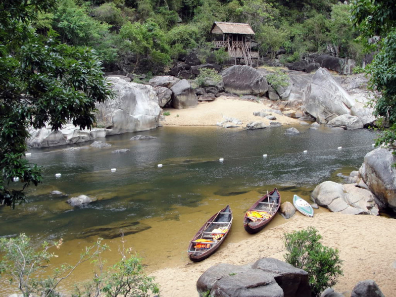 Nhà sàn để du khách nghỉ ngơi, thư giãn và tận hưởng không khí yên bình. Nhà sàn để du khách nghỉ ngơi, thư giãn và tận hưởng không khí yên bình.