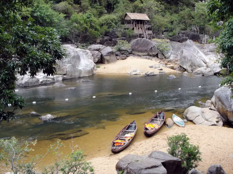 Nhà sàn để du khách nghỉ ngơi, thư giãn và tận hưởng không khí yên bình.