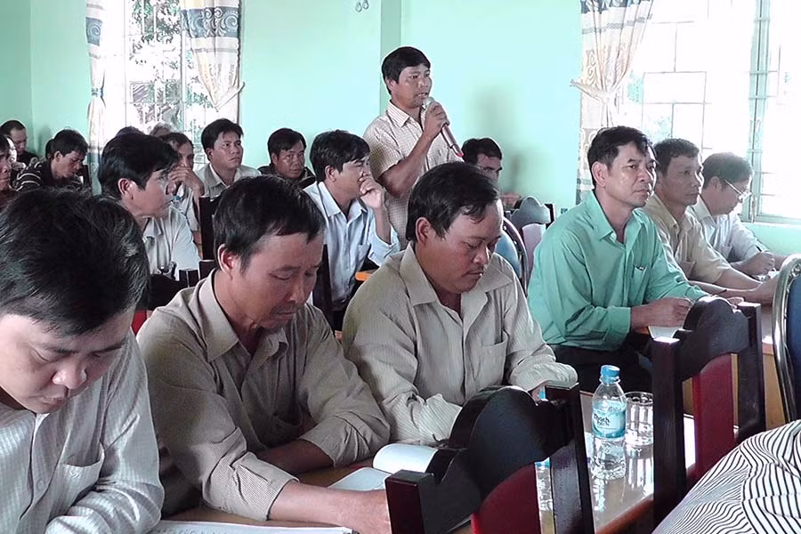  Cử tri phát biểu ý kiến tại buổi tiếp xúc cử tri. Ảnh: Lê Trang