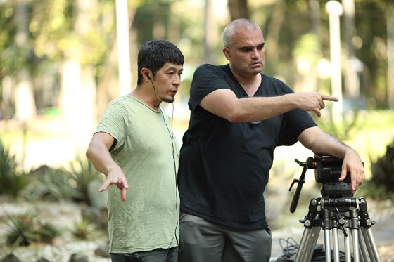 Đạo diễn Charlie Nguyễn và đạo diễn hình ảnh Dominic Pereira trên phim trường