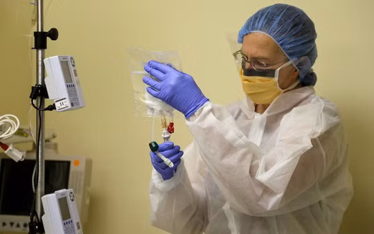  Các chuyên gia đang chuẩn bị điều trị cho nam bệnh nhân 44 tuổi - ảnh: TELEGRAPH