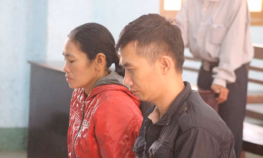  Hai bị cáo Bất và Phương đứng trước vành móng ngựa. Ảnh: Triệu Thanh