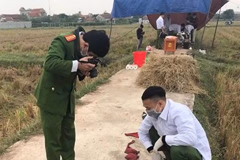 Cơ quan công an khám nghiệm hiện trường phục vụ công tác điều tra.