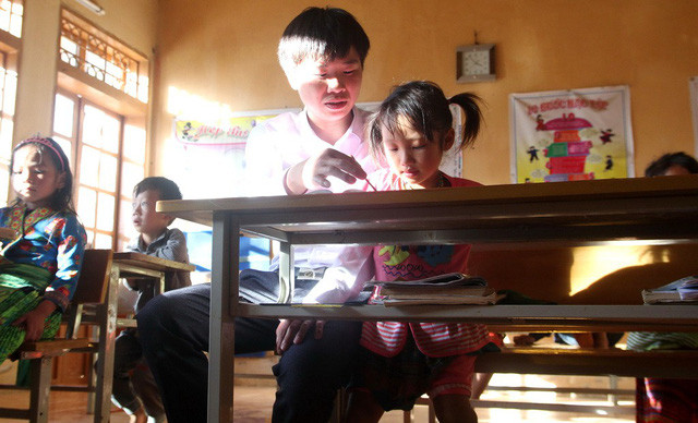 Thầy cô luôn dành tình cảm, quan tâm đến Gống, kèm cặp cho em nhiều hơn để theo kịp các bạn. Thầy cô luôn dành tình cảm, quan tâm đến Gống, kèm cặp cho em nhiều hơn để theo kịp các bạn.