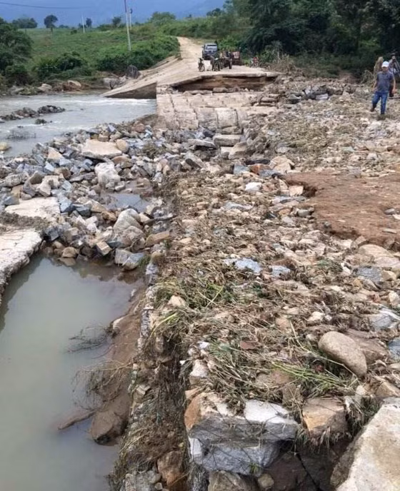 Cầu tràn liên hợp ngầm Ea Mlay bị sập, làm cô lập người dân trong vùng.