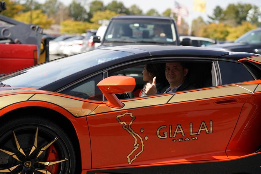 Thành viên trong Team đến từ khắp mọi nơi trên thế giới, nhưng trong cuộc hành trình xe nào cũng dán Decal hình bản đồ Việt Nam.