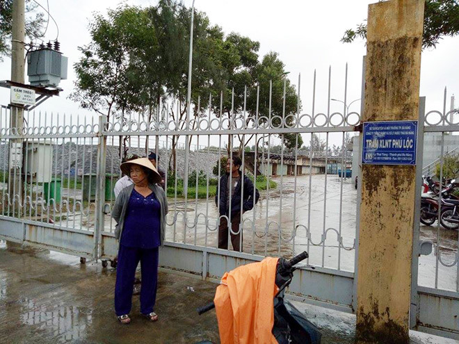 Thi thể 2 nạn nhân được đưa về Trạm Xử lý nước thải Phú Lộc để khám nghiệm. Thi thể 2 nạn nhân được đưa về Trạm Xử lý nước thải Phú Lộc để khám nghiệm.