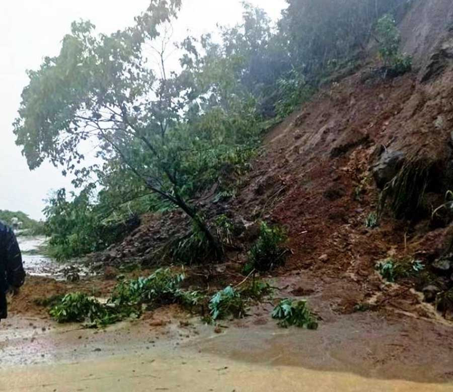  Đường vào xã Ngọc Tem có hàng chục điểm sạt lở do mưa bão. Ảnh: Hoài Trần