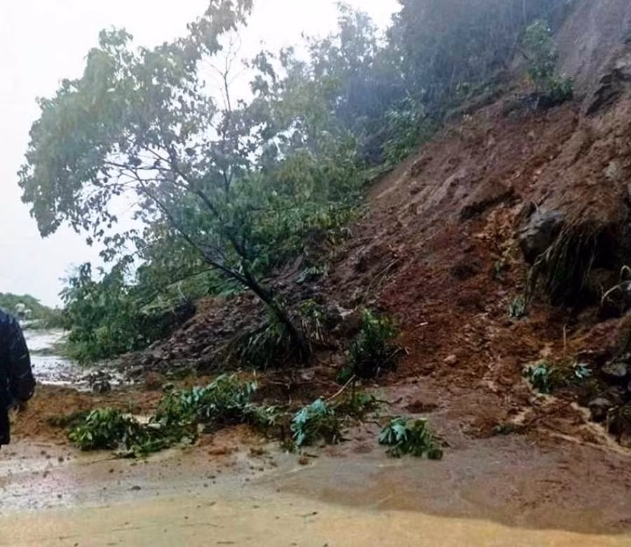 Đường vào xã Ngọc Tem có hàng chục điểm sạt lở do mưa bão. Ảnh: Hoài Trần