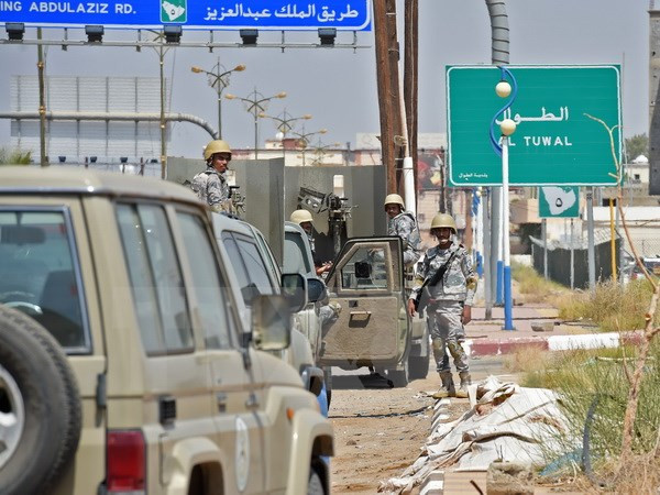 Binh sỹ Saudi Arabia gác dọc khu vực biên giới với Yemen tại tỉnh Jizan.