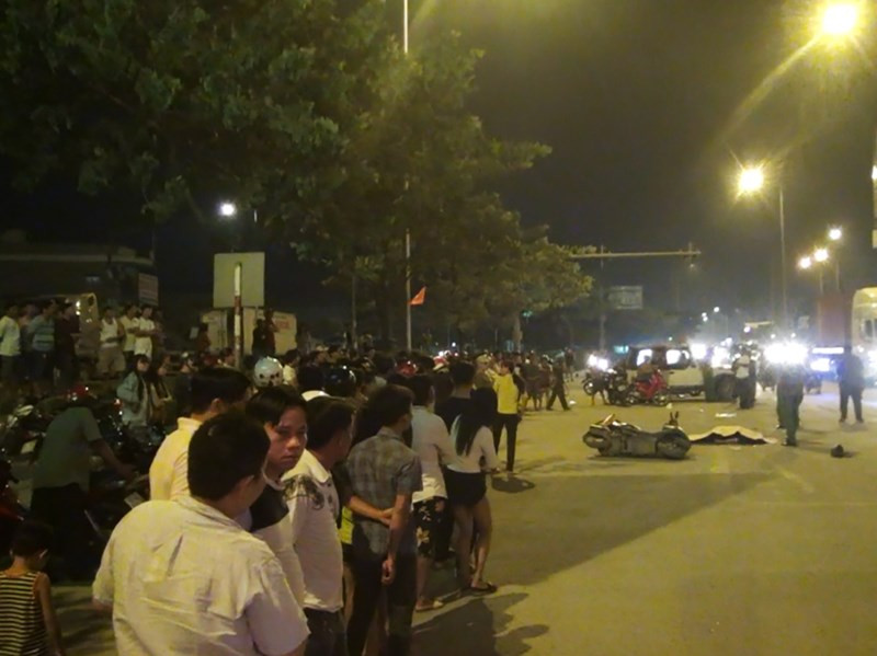 Người đàn ông điều khiển xe máy bị xe khách cán tử vong sau va chạm.