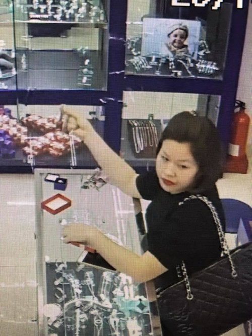 Người phụ nữ ăn cắp chiếc điện thoại của nhân viên bán hàng.