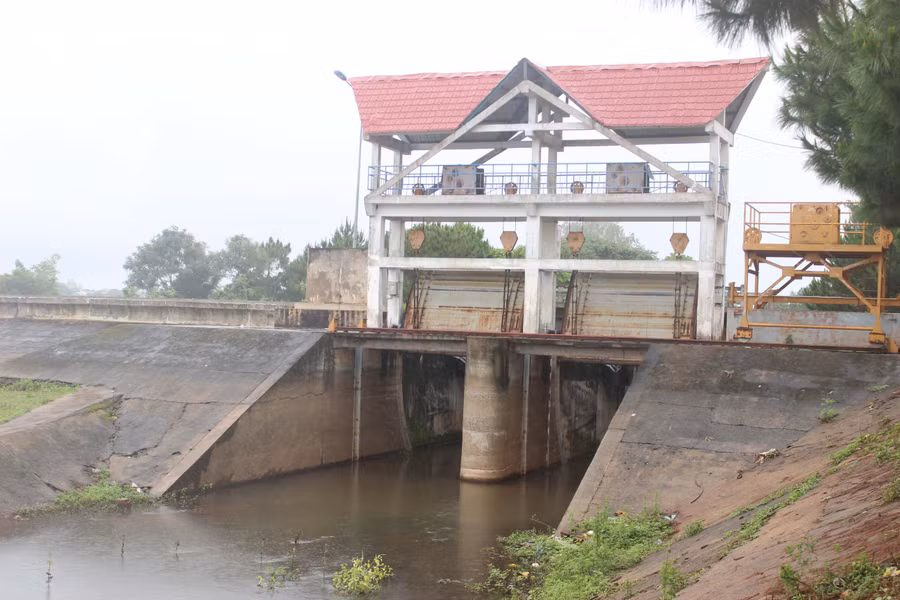 Nước tích trữ tại hồ thị trấn Chư Prông. Ảnh: N.D