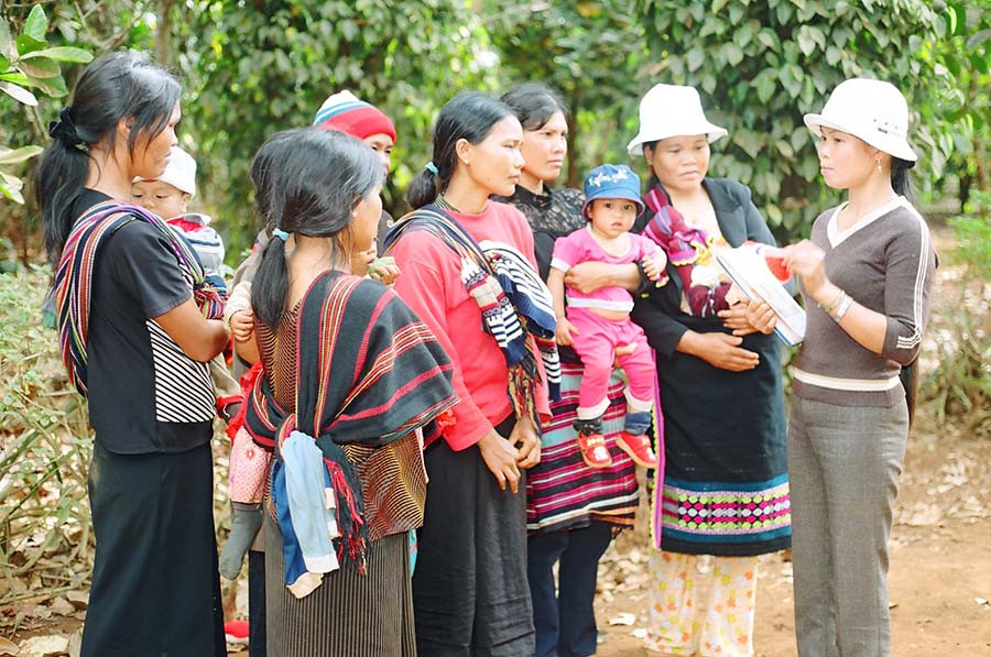 Tuyên truyền chăm sóc sức khỏe sinh sản cho phụ nữ vùng dân tộc thiểu số. Ảnh: Lương Thanh  Tuyên truyền chăm sóc sức khỏe sinh sản cho phụ nữ vùng dân tộc thiểu số. Ảnh: Lương Thanh