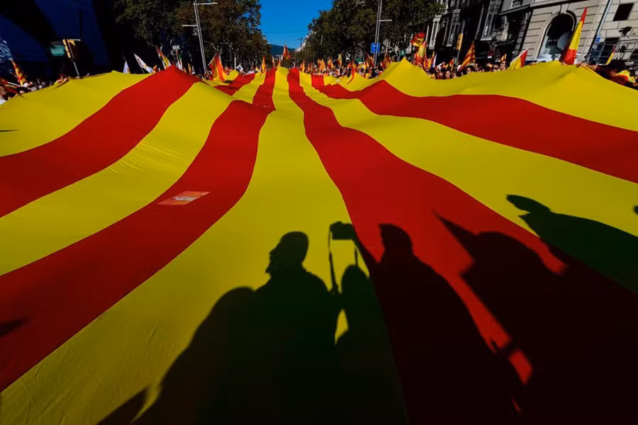 Tây Ban Nha muôn năm: Cả triệu người tuần hành trên đường phố Barcelona nhằm phản đối Catalonia tuyên bố độc lập và thể hiện sự ủng hộ với chính quyền Madrid, cũng như cuộc bỏ phiếu ngày quyết định tương lai Catalonia tháng 12 tới. Đám đông vừa đi vừa vẫy hàng nghìn lá cờ Tây Ban Nha và hát 