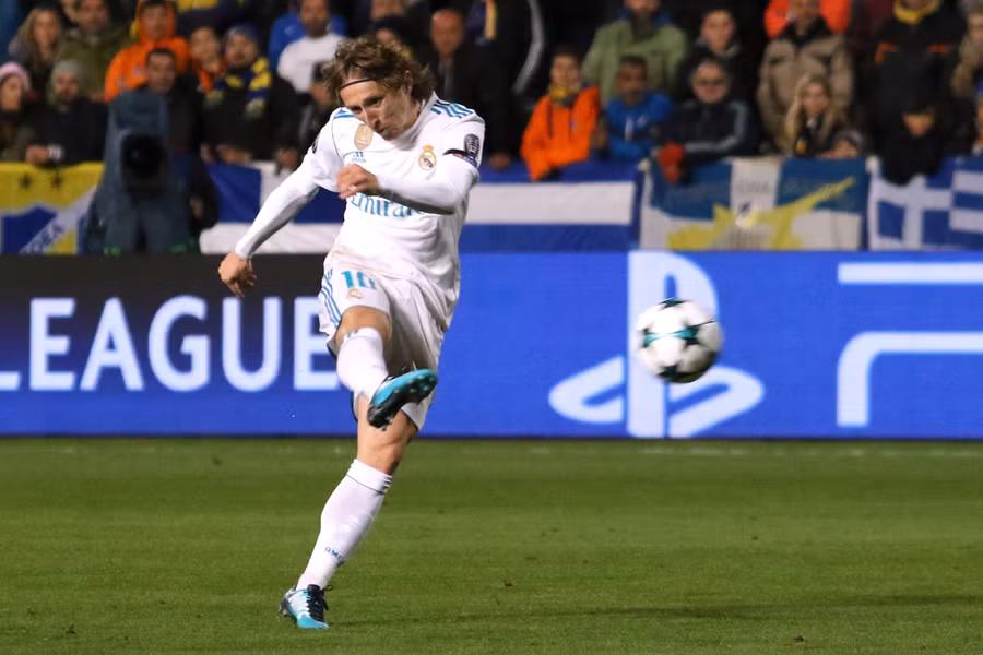 Pha bắt vô-lê mở tỉ số cho R.M của Modric. Ảnh: REUTERS