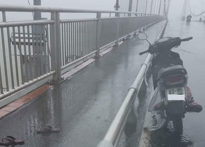 Hiện trường vụ nhảy cầu Thuận Phước tự tử. Hiện trường vụ nhảy cầu Thuận Phước tự tử.