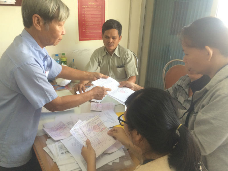 Người dân tới quỹ tín dụng trình bày sự việc