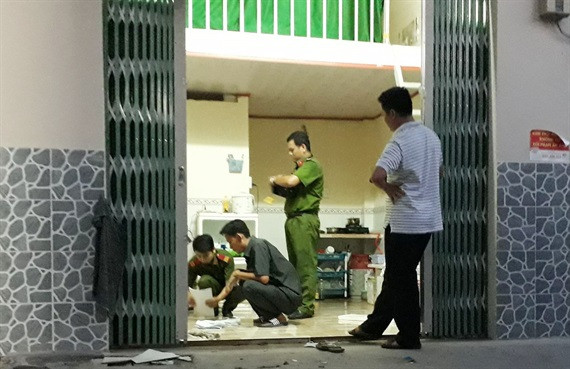 Công an khám nghiệm tại hiện trường vụ việc.