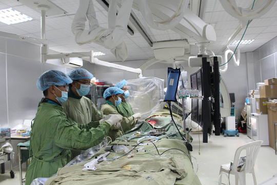 Các bác sĩ đang can thiệp tim mạch cho bệnh nhân bằng công nghệ mới Các bác sĩ đang can thiệp tim mạch cho bệnh nhân bằng công nghệ mới