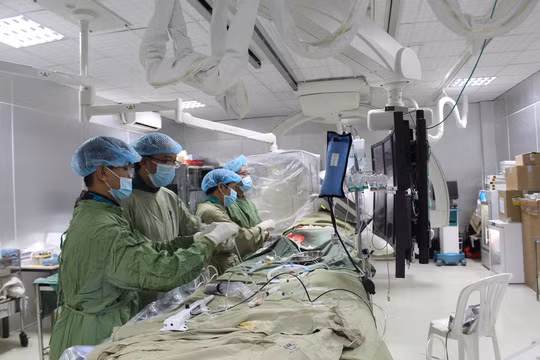 Các bác sĩ đang can thiệp tim mạch cho bệnh nhân bằng công nghệ mới