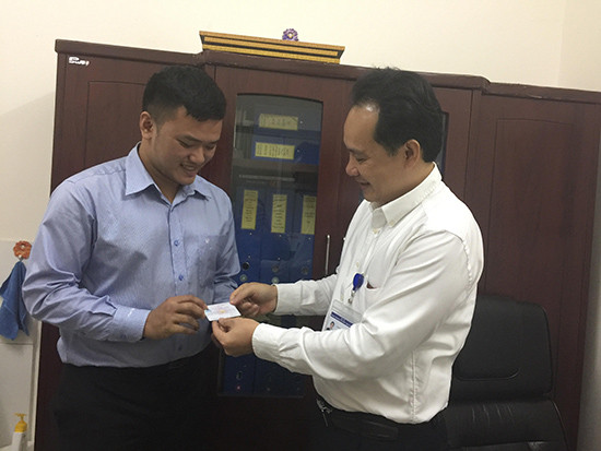 Ths. BS Nguyễn Hoàng Phúc, Phó Giám đốc Trung tâm Điều phối tạng Quốc gia trao tấm thẻ đăng ký hiến tạng cho y học cho bác sĩ Hoàng Thanh Tùng. Ths. BS Nguyễn Hoàng Phúc, Phó Giám đốc Trung tâm Điều phối tạng Quốc gia trao tấm thẻ đăng ký hiến tạng cho y học cho bác sĩ Hoàng Thanh Tùng.