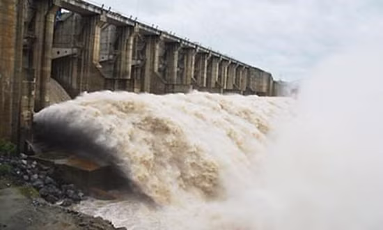 Hàng loạt thủy điện phải xả lũ
