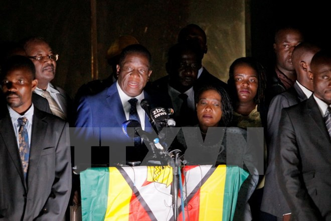 Cựu Phó Tổng thống Zimbabwe Emmerson Mnangagwa (giữa) phát biểu tại trụ sở đảng ZANU-PF ở Harare ngày 22-11. Cựu Phó Tổng thống Zimbabwe Emmerson Mnangagwa (giữa) phát biểu tại trụ sở đảng ZANU-PF ở Harare ngày 22-11.