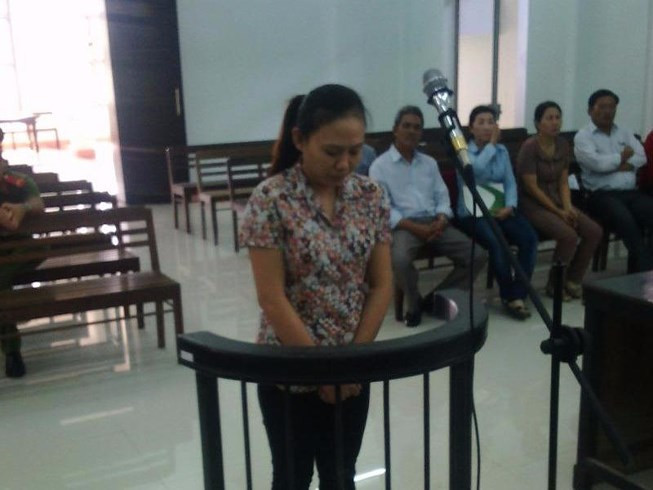 Bị cáo Nguyễn Thị Kim Hoa trước vành móng ngựa. Bị cáo Nguyễn Thị Kim Hoa trước vành móng ngựa.