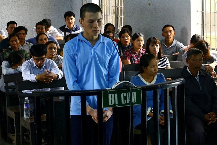 HĐXX tuyên án tăng mức án chung thân lên tử hình đối với Trang về tội giết tiếp viên karaoke. HĐXX tuyên án tăng mức án chung thân lên tử hình đối với Trang về tội giết tiếp viên karaoke.