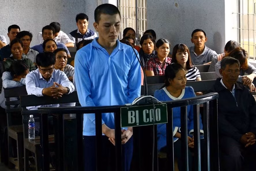 HĐXX tuyên án tăng mức án chung thân lên tử hình đối với Trang về tội giết tiếp viên karaoke.