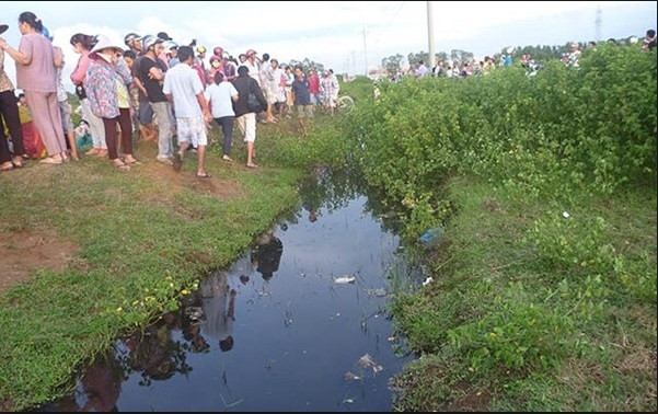 Thi thể nạn nhân được tìm thấy dưới mương nước (Ảnh minh họa)