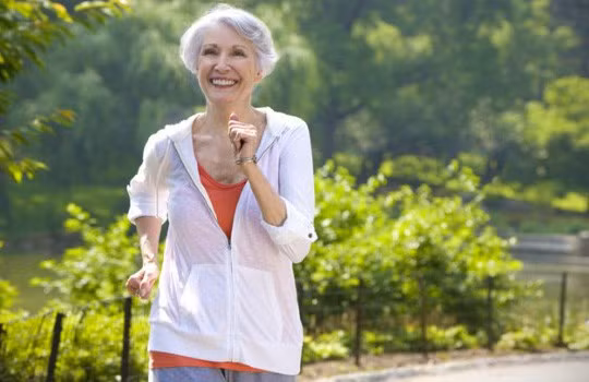 Phụ nữ cao tuổi vẫn duy trì đôi lần vận động trung bình đến mạnh trong tuần sẽ sống lâu và trẻ trung hơn.