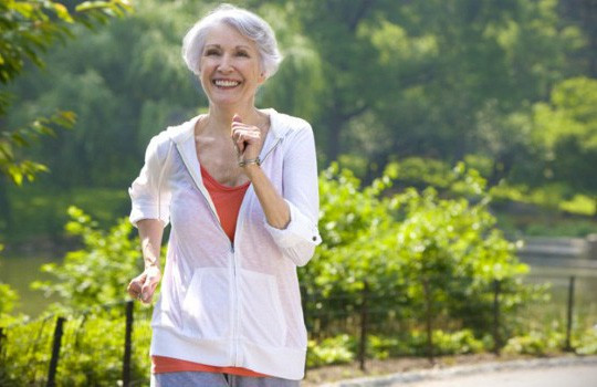 Phụ nữ cao tuổi vẫn duy trì đôi lần vận động trung bình đến mạnh trong tuần sẽ sống lâu và trẻ trung hơn. Phụ nữ cao tuổi vẫn duy trì đôi lần vận động trung bình đến mạnh trong tuần sẽ sống lâu và trẻ trung hơn.