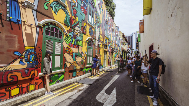  Rất nhiều du khách xếp hàng trật tự để chụp hình với bức tường rực rỡ này.