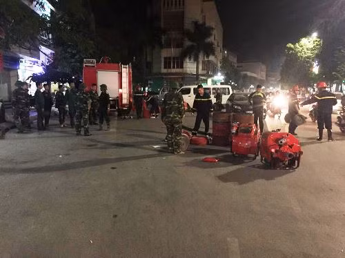 Bộ đội cùng lính cứu hỏa được điều động đến hiện trường. Bộ đội cùng lính cứu hỏa được điều động đến hiện trường.