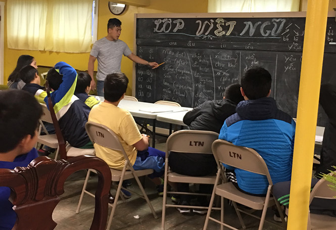 Quang dạy tiếng Việt cho trẻ em gốc Việt ở Portland