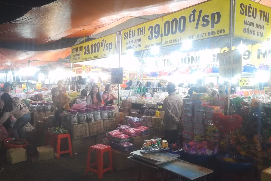 Nhiều mặt hàng đồng giá mức ưu đãi được bày bán. Ảnh: Q.H