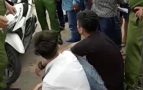 2 thanh niên bị bắt giữ cùng hung khí là mã tấu tự chế.