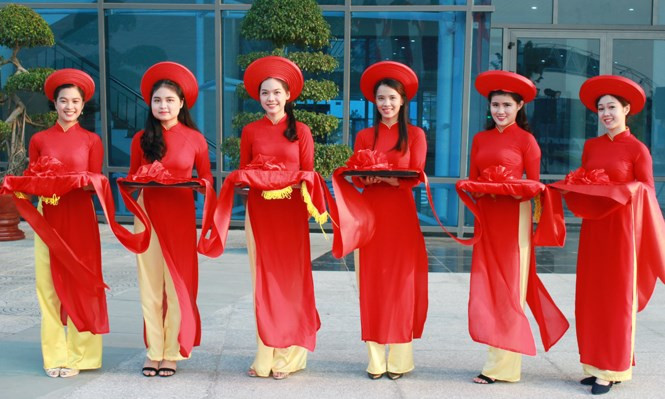 Linh Chi (thứ 3 từ trái sang) cùng các tình nguyện viên khác trong nhiệm vụ lễ tân. Linh Chi (thứ 3 từ trái sang) cùng các tình nguyện viên khác trong nhiệm vụ lễ tân.