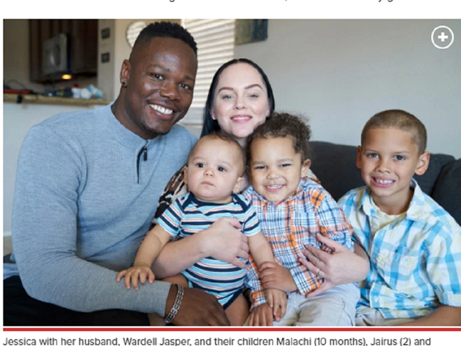 Cô Jessica Allen cùng chồng là ông Wardell Jasper và 3 con, trong đó bé Malachi hơn 10 tháng tuổi được mẹ bồng bên tay phải