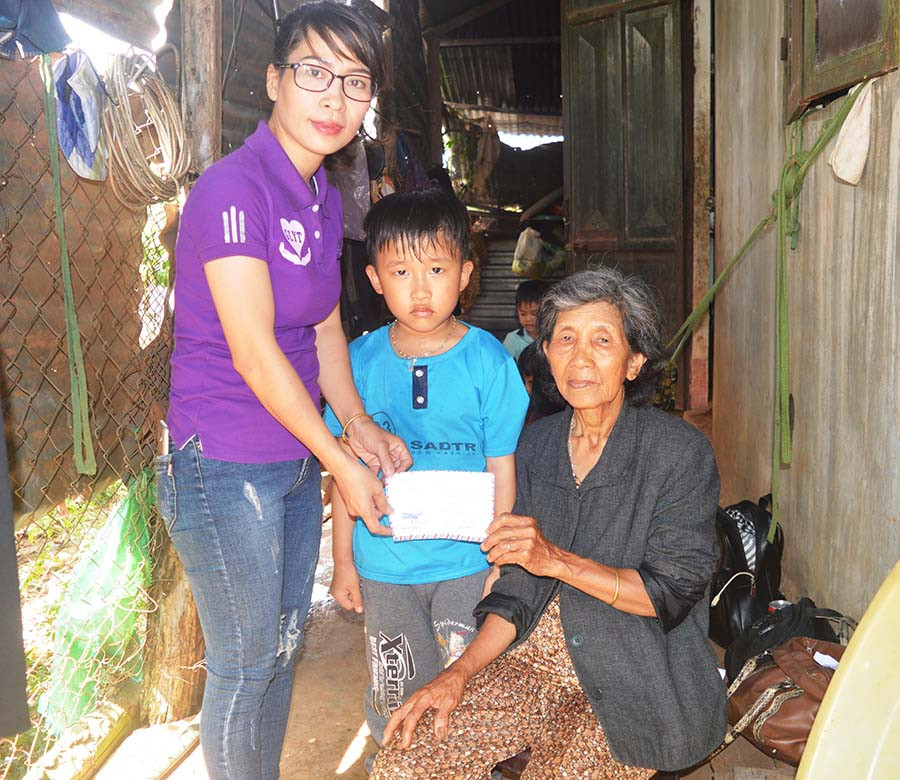  Câu lạc bộ Gia Lai yêu thương tặng học bổng cho cháu Nguyễn Tuấn Anh. Ảnh. Đ.Y