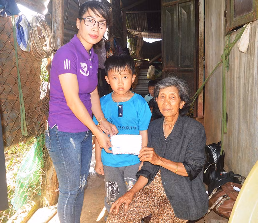  Câu lạc bộ Gia Lai yêu thương tặng học bổng cho cháu Nguyễn Tuấn Anh. Ảnh. Đ.Y