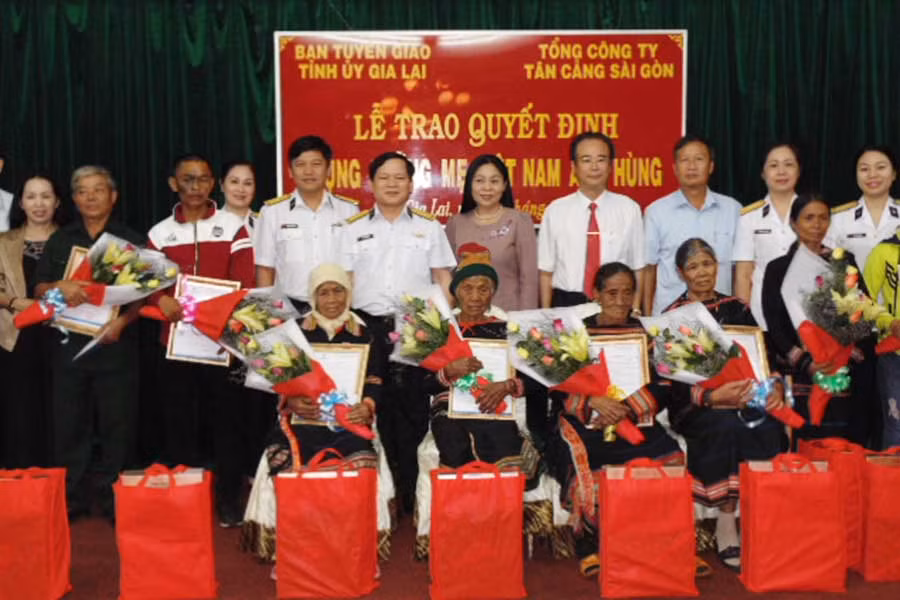 Các đại biểu, cùng các Mẹ Việt Nam anh hùng và thân nhân tại buổi lễ. Ảnh: T.N