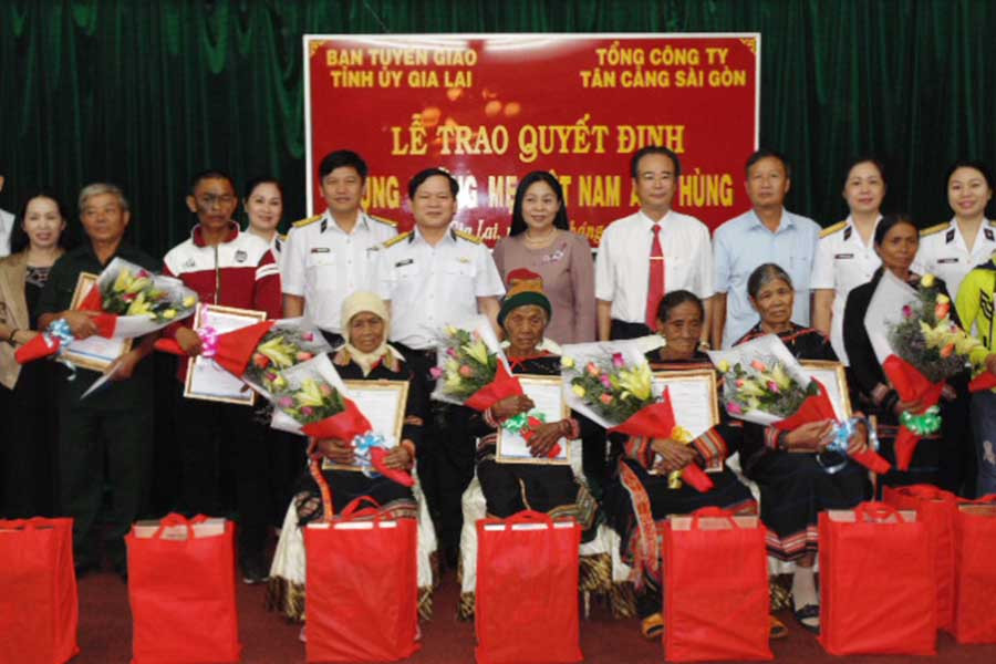 Các đại biểu, cùng các Mẹ Việt Nam anh hùng và thân nhân tại buổi lễ. Ảnh: T.N Các đại biểu, cùng các Mẹ Việt Nam anh hùng và thân nhân tại buổi lễ. Ảnh: T.N