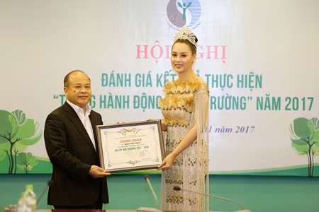 Người đẹp nhận giấy chứng nhận “Đại sứ môi trường” do Trung tâm đào tạo và Truyền thông môi trường trao tặng. Người đẹp nhận giấy chứng nhận “Đại sứ môi trường” do Trung tâm đào tạo và Truyền thông môi trường trao tặng.