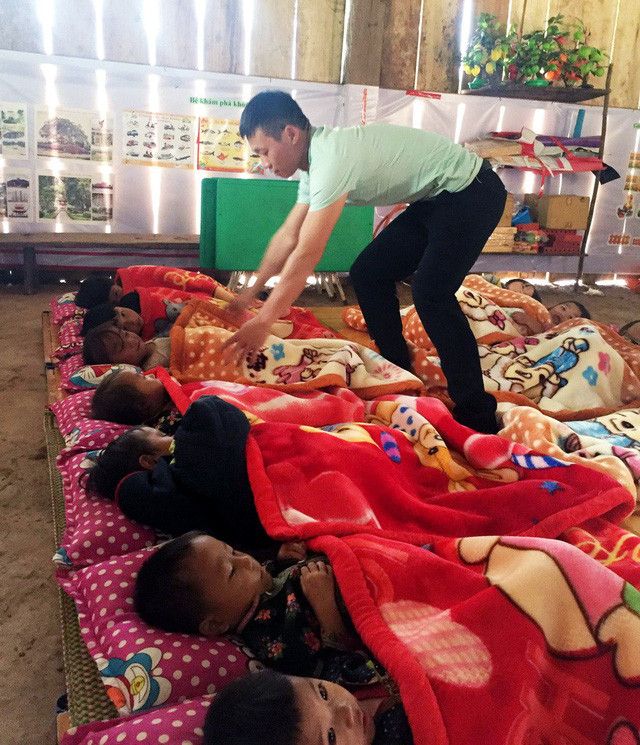 Xong bữa trưa, thầy Tiển lo giấc ngủ trưa cho các em. Xong bữa trưa, thầy Tiển lo giấc ngủ trưa cho các em.