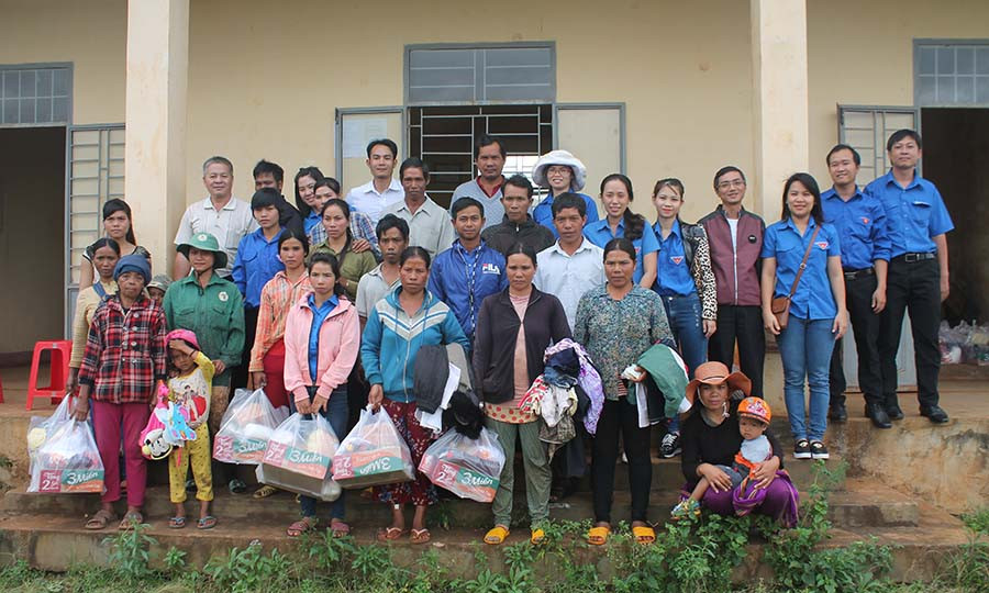 Đoàn viên, thanh niên Tòa án nhân dân tỉnh chụp ảnh lưu niệm với người dân. Ảnh: Nguyễn Tú