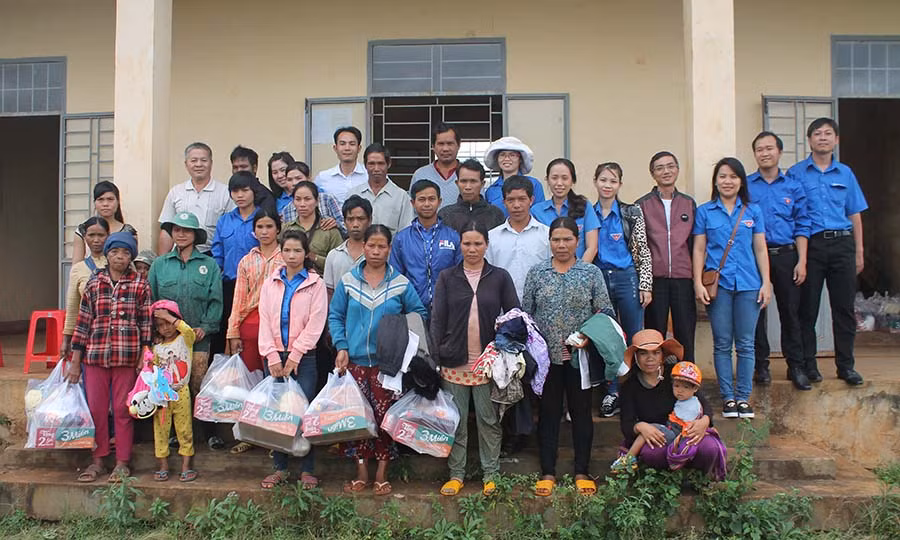 Đoàn viên, thanh niên Tòa án nhân dân tỉnh chụp ảnh lưu niệm với người dân. Ảnh: Nguyễn Tú
