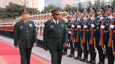  Tướng Chiwenga (giữa) được lãnh đạo quân đội Trung Quốc tiếp đón ở Bắc Kinh. Ảnh: BBC.